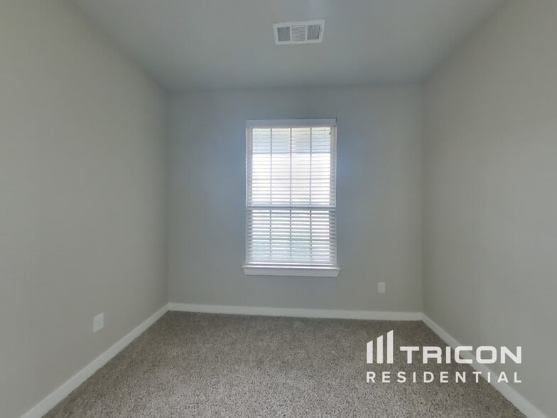 Building Photo - 1620 Village Creek Dr