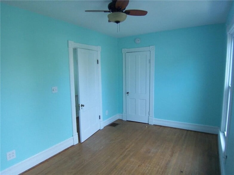 middle bedroom - 300 Washington Ave