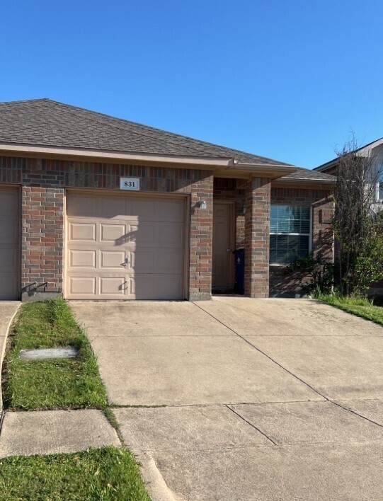 Primary Photo - Stunning Duplex 2/2 duplex in Burleson