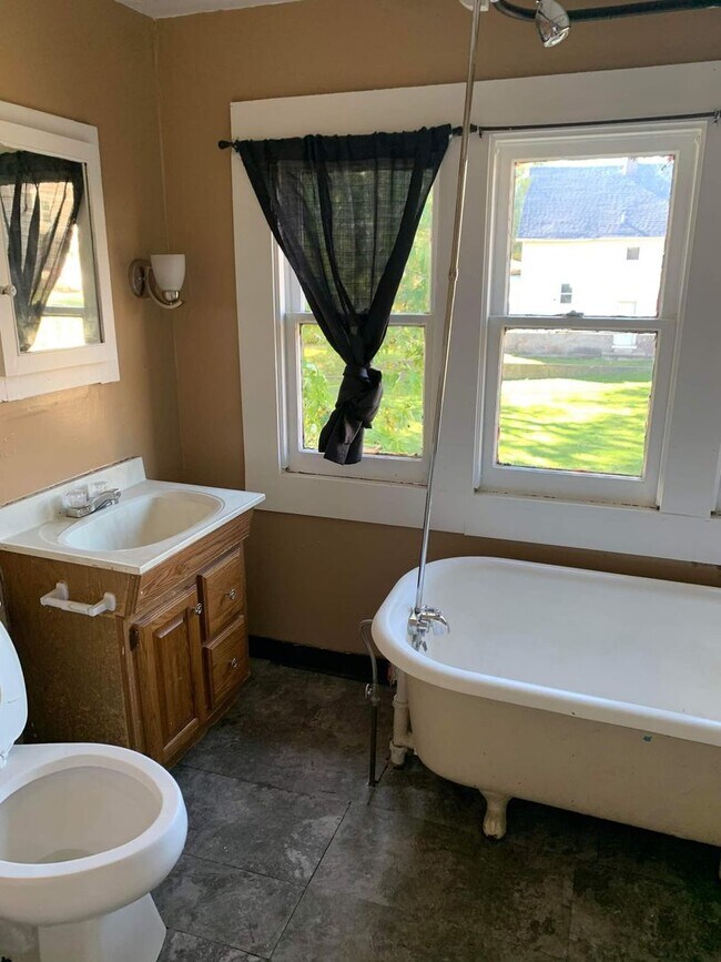 Building Photo - Remodeled 4 bedroom/1bathroom Home