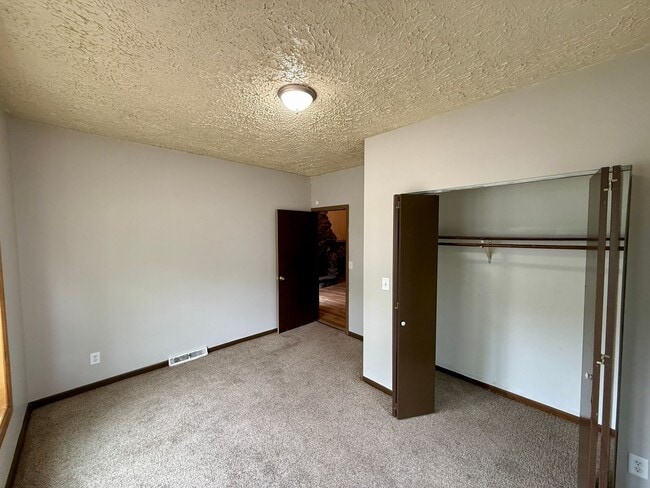 Building Photo - 2 Bed 1 Bath with a 2 Room Loft - Section ...