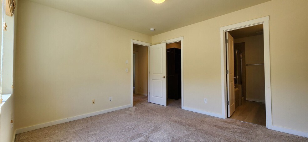 Building Photo - 2567 NE Kensington Ct