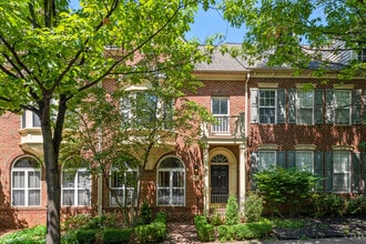 Building Photo - 557 Longhorn Crescent