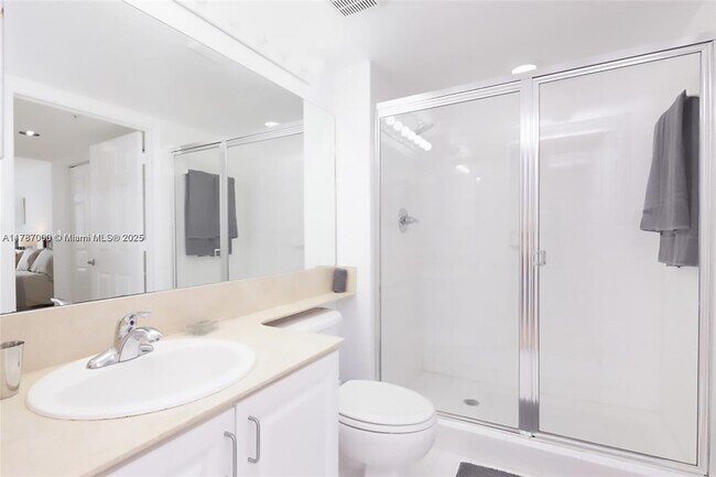 Building Photo - 1155 Brickell Bay Dr