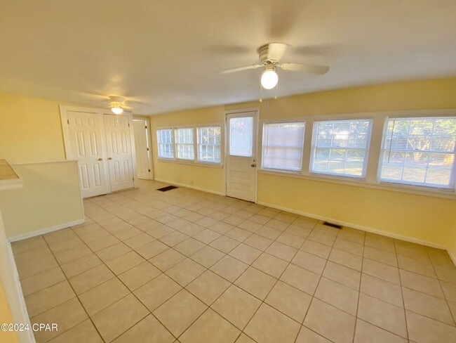 Building Photo - Home Centrally Located in Marianna, FL