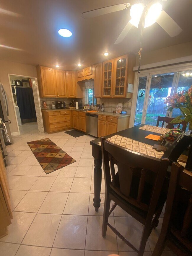 Building Photo - Charming 3 Bed, 1.5 Bath Home in Central F...