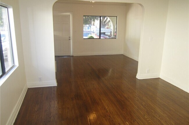 Building Photo - 1053 Dundas St