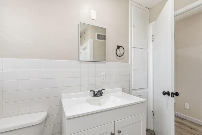 Building Photo - 1736 N Kentwood Ave