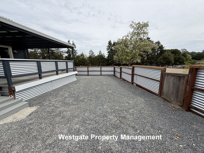 Building Photo - Beautiful Modern 2/2 Country Home - 985 Eastman Lane