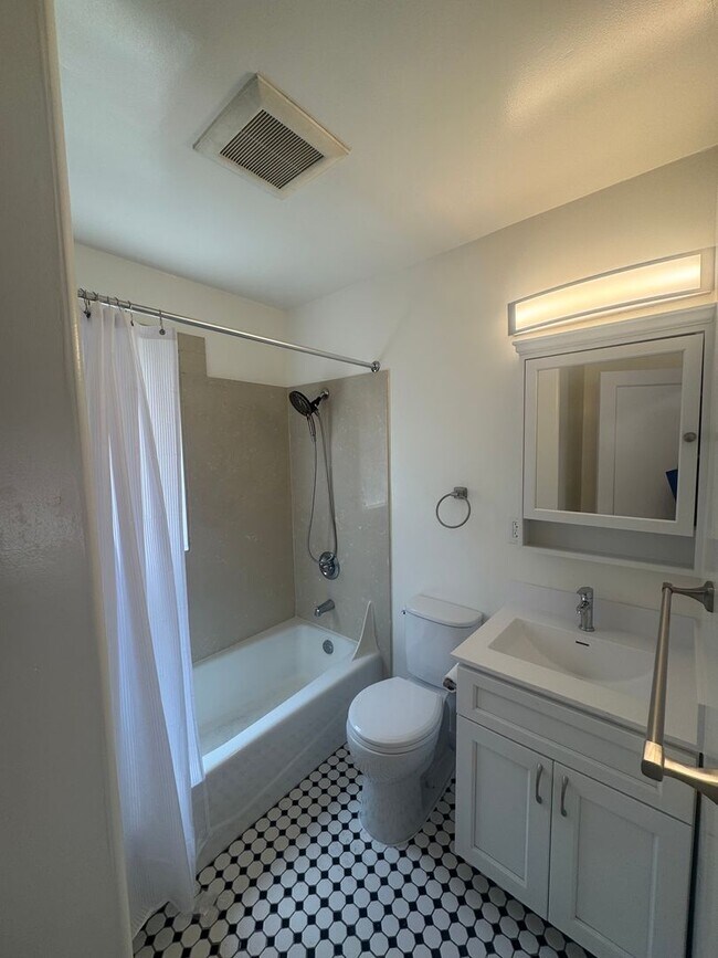 Building Photo - Newly Renovated 2 Bedroom, on San Pablo Av...
