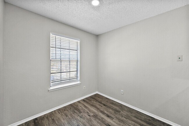 Building Photo - 606 Kings Way Dr