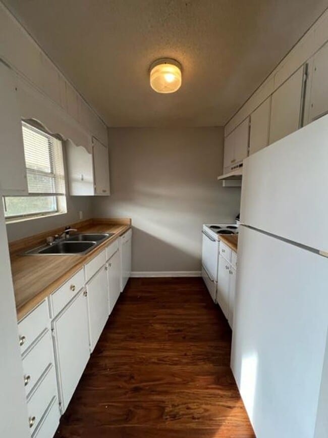 Building Photo - 2 Bedroom/1 Bath Apartment located in Hahi...