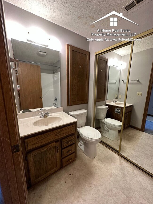 Building Photo - 101 East 10th Street, Apartment 13