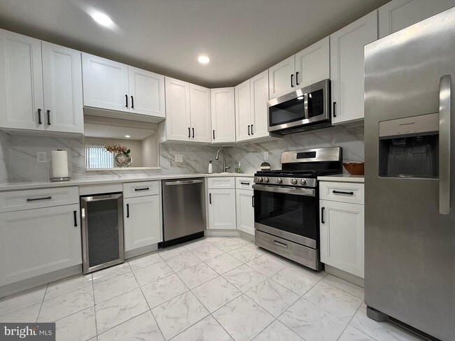 Building Photo - 6 Wosniak Ct