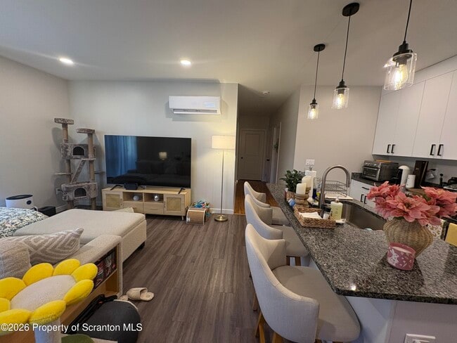 Building Photo - 633 Main St