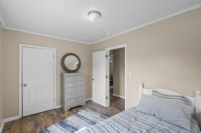 Building Photo - Sweet Cottage, minutes away from the University and Hospitals!