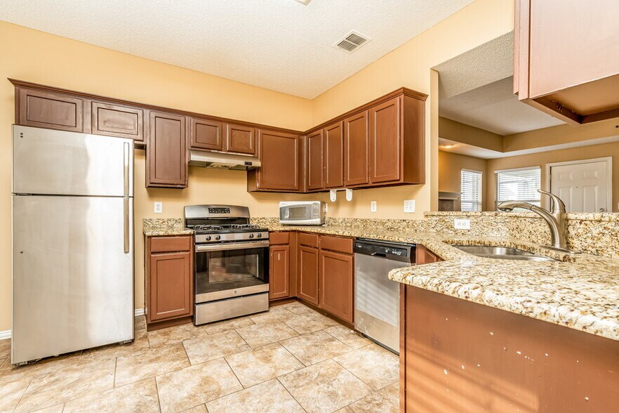 Building Photo - 520 Picketts Dr