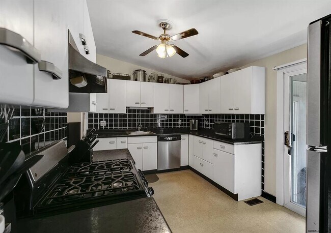 Building Photo - 20 Dott Ave