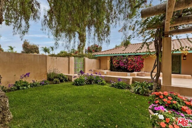 Building Photo - 401 Alma Real Dr