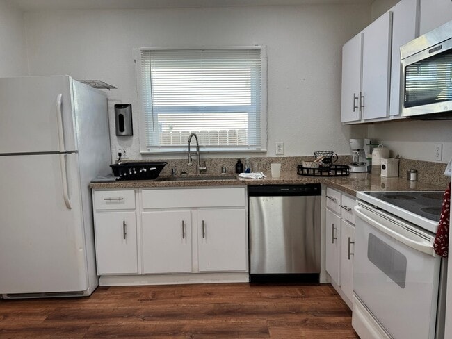 Building Photo - Downtown Sacramento 2 Bedroom, 1 Bath 850 sqft. Townhome for Lease.