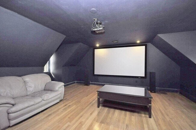 Building Photo - 8 Tiffany Rd