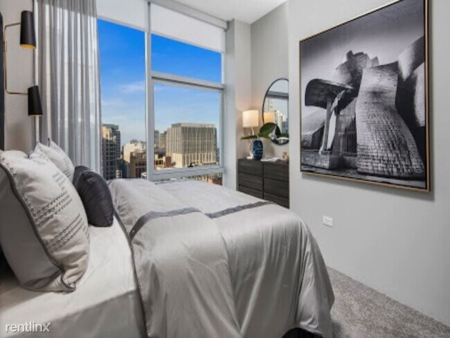 Building Photo - 1 br, 1 bath Apartment - 332 E Illinois St