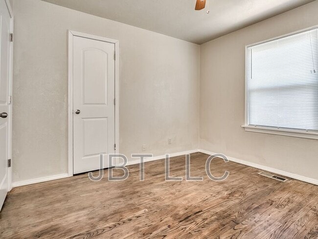 Building Photo - 2132 Andover Ct