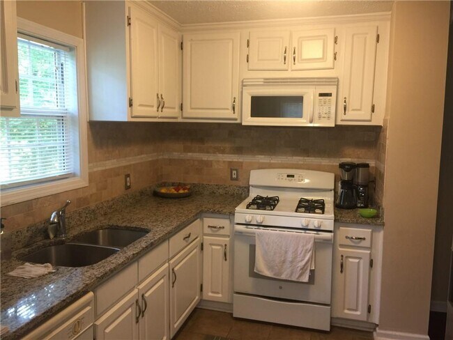Building Photo - 5516 Pinedale Cir