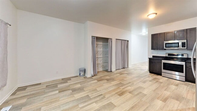 Building Photo - 417 E 18th Ave