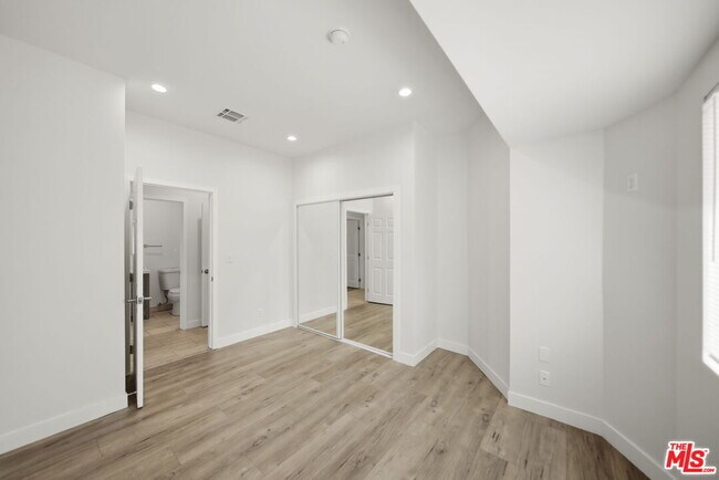 Building Photo - 2910 S Budlong Ave