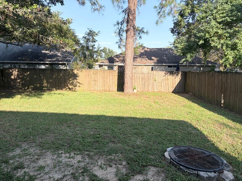 Building Photo - 823 Fairview Dr