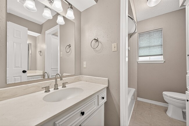 Building Photo - 4003 W Valley Dr