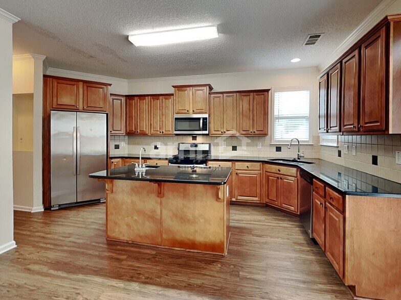 Building Photo - 145 Summit Point Dr