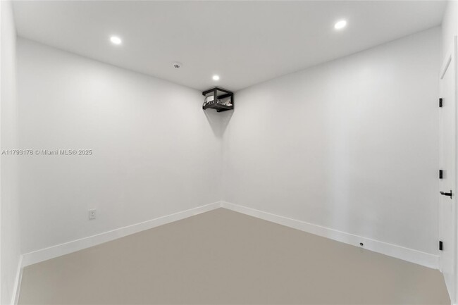 Building Photo - 5736 SW 35th St