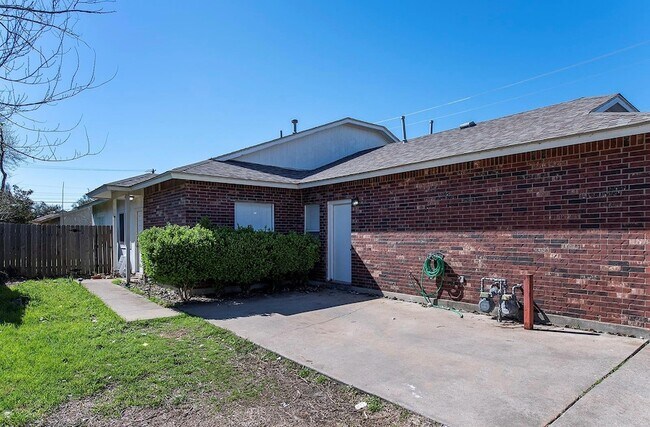 Building Photo - 322 Tamara Dr
