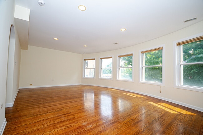 Building Photo - 7554 N Claremont Ave