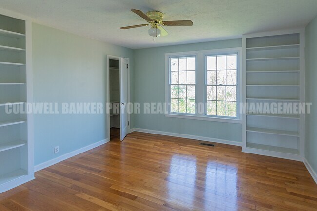 Building Photo - 323 Walsh Rd