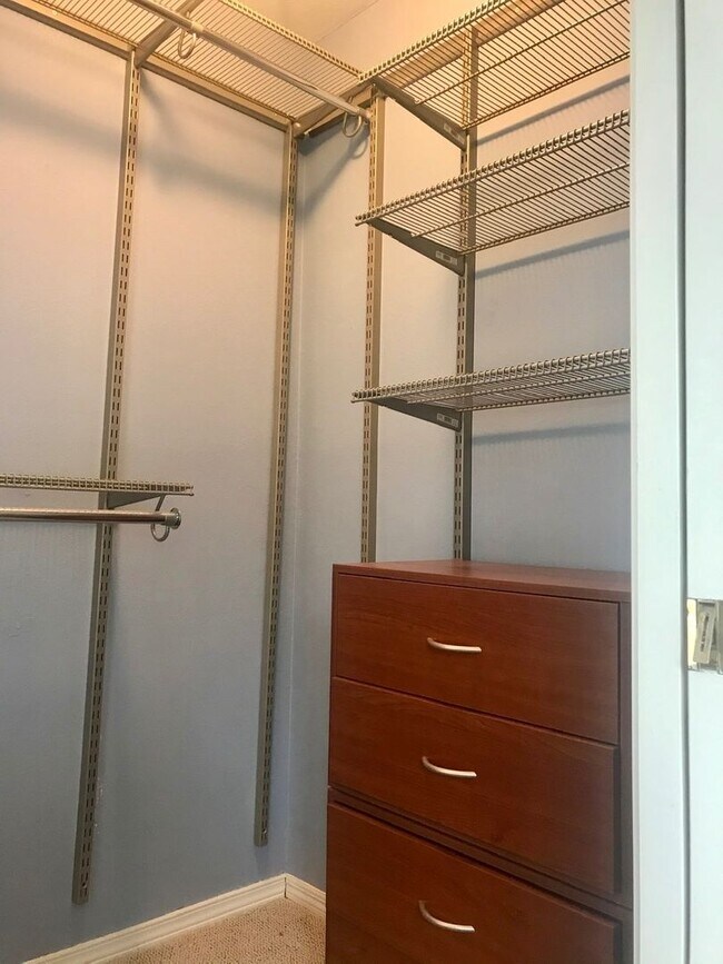 Building Photo - Two Bedroom/Two bath Capitol Hill Condo - ...