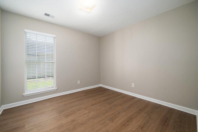 Building Photo - 132 King James Ct