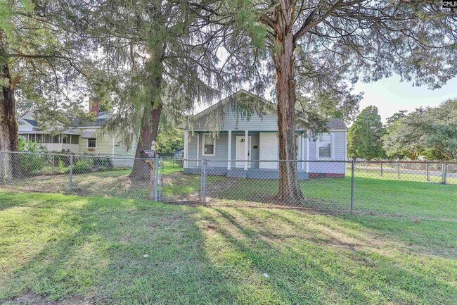 Building Photo - Adorable 3BR/1.5BA Renovated Bungalow Near...