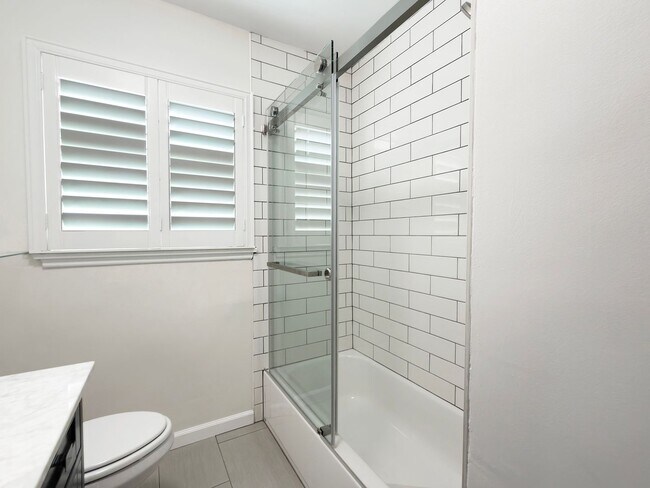 Building Photo - **2025 Euclid Ave Long Beach** Beautiful 3 bedroom 2 bath !!2 weeks free OAC!!