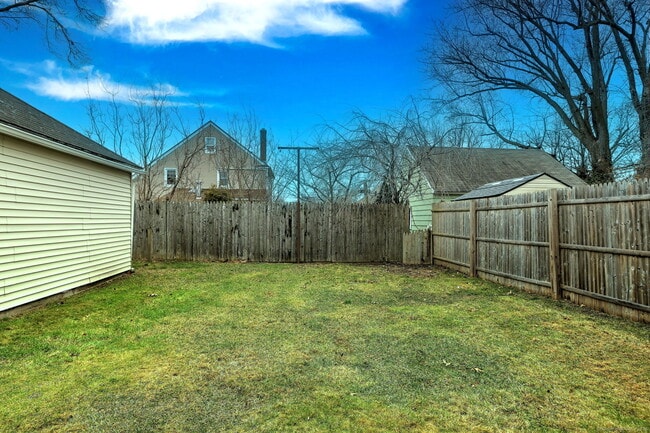 Building Photo - 18 Cowles St