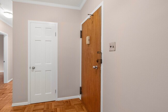 Building Photo - Charming 2 BR/1 BA Condo in Cathedral Heig...