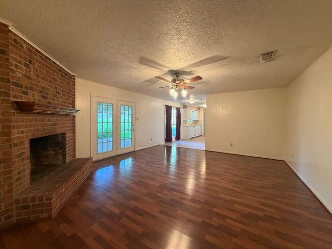 Building Photo - 3 bedroom 2 bath house with 2 car garage