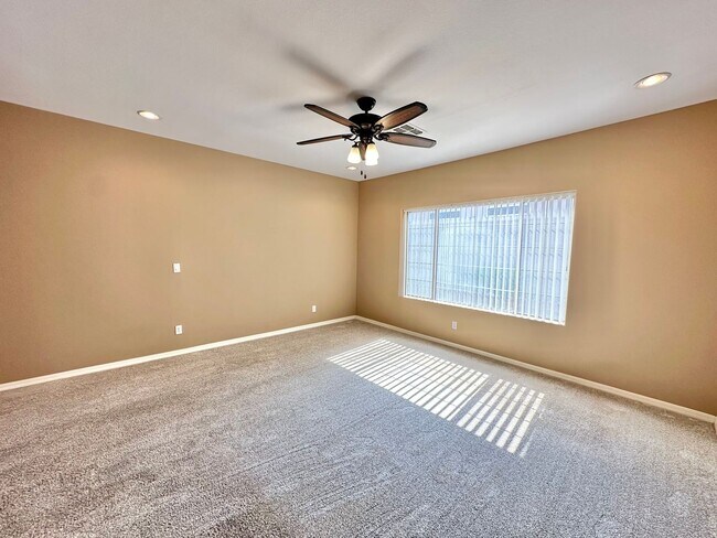 Building Photo - Beautiful 3 bedroom, 3 bathroom home with ...
