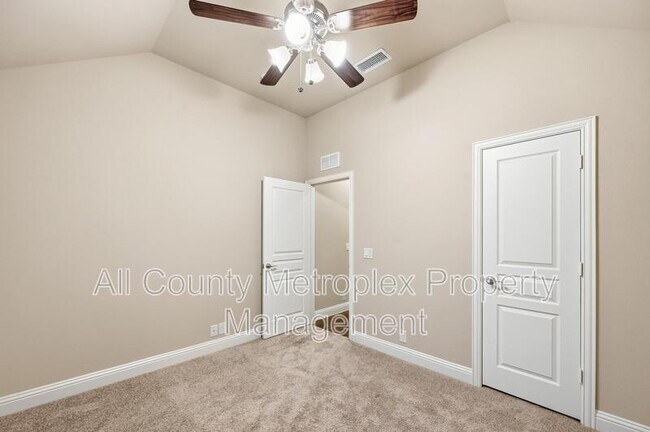 Building Photo - 556 Avery Pt