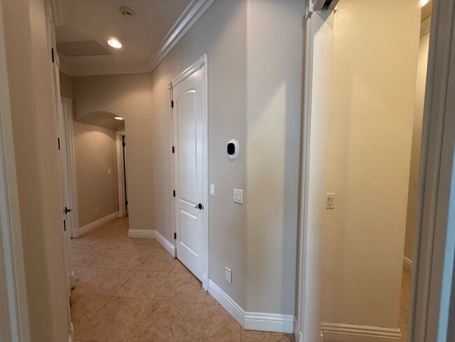Building Photo - Stunning Seven Oaks Home!