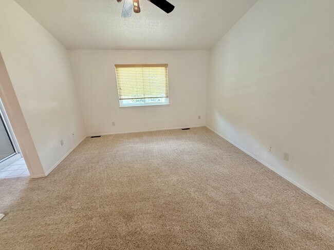 Building Photo - 537 Canyon View Dr