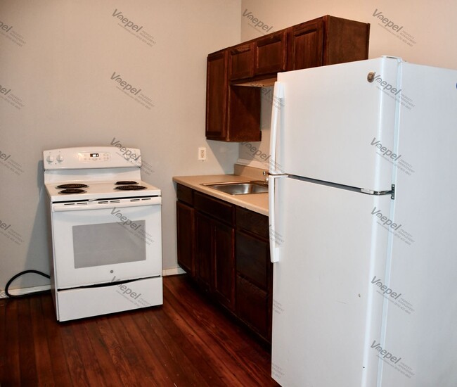 Building Photo - 2 Bed, 1 Bath- $1000 a Month- 1/2 Off Seco...