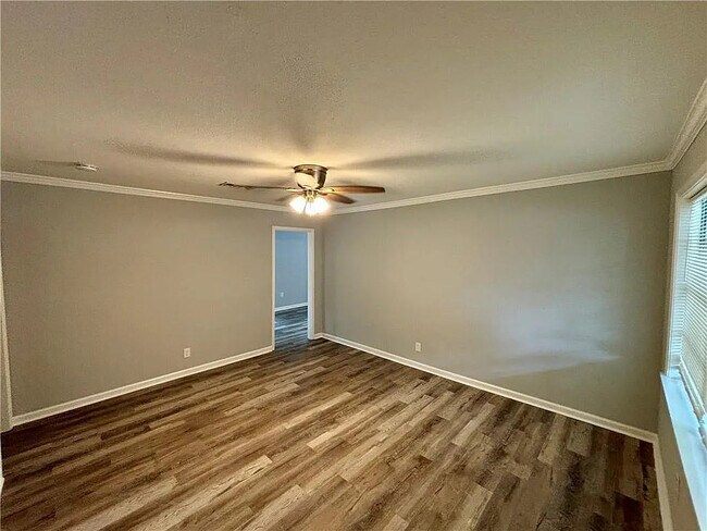 Building Photo - 466 Pinehill Dr